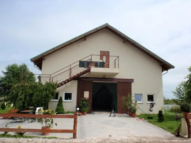 Kemp Stajnia Czahary *